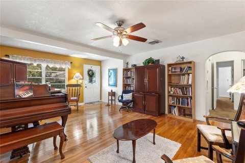 House in Winter Haven, Florida 3 bedrooms, 166.11 sq.m. № 2227390 - photo 4