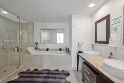 Copropriété à vendre à Miami, Floride: 2 chambres, 119.47 m2 № 2170351 - photo 18