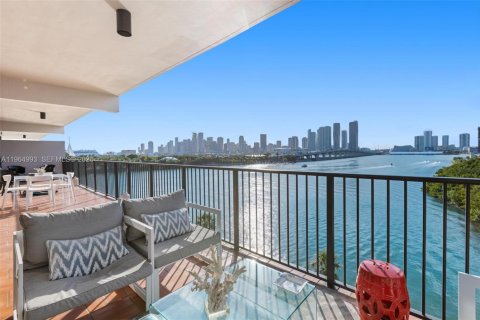 Condominio en alquiler en Miami, Florida, 2 dormitorios, 132.85 m2 № 2026351 - foto 2