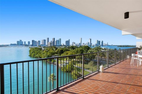 Condominio en Miami, Florida, 2 dormitorios  № 2026351