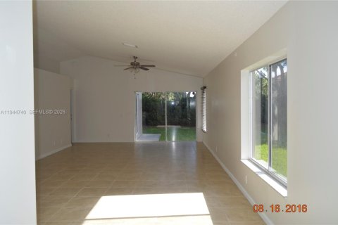 Villa ou maison à louer à Weston, Floride: 3 chambres, 125.7 m2 № 2001367 - photo 9