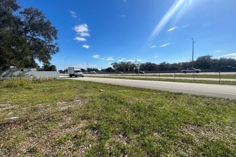 Terrain à Miami Gardens, Floride № 2176417