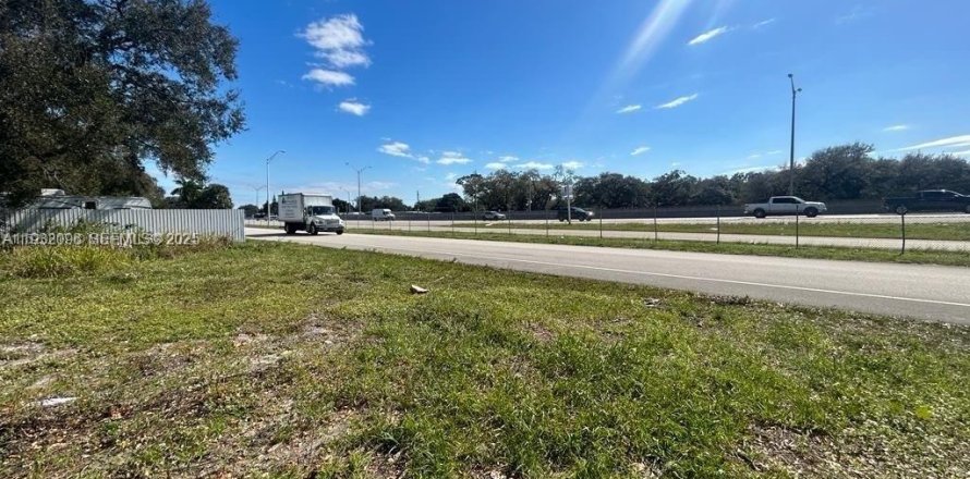 Terrain à Miami Gardens, Floride № 2176417