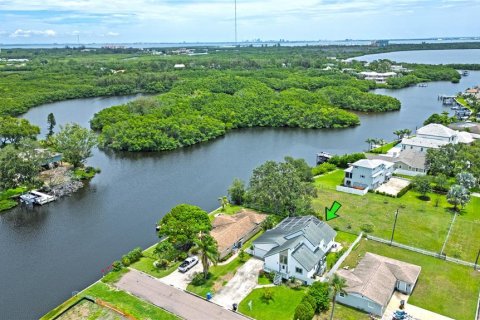 House in Saint Petersburg, Florida 3 bedrooms, 176.89 sq.m. № 1810769 - photo 3