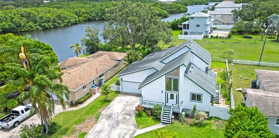 House in Saint Petersburg, Florida 3 bedrooms, 176.89 sq.m. № 1810769