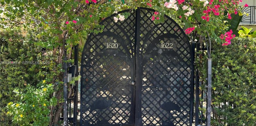 Кондоминиум с 1 спальней в Майами-Бич, Флорида № 1992573