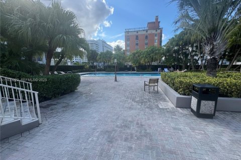 Condo in Coral Gables, Florida, 2 bedrooms № 2152471 - photo 23