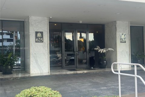 Condo in Coral Gables, Florida, 2 bedrooms № 2152471 - photo 2