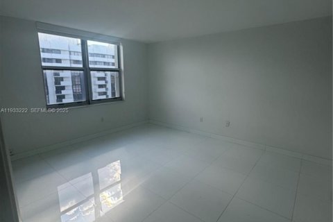 Condo in Coral Gables, Florida, 2 bedrooms № 2152471 - photo 11