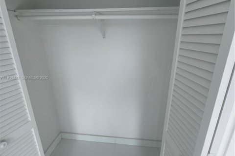 Condo in Coral Gables, Florida, 2 bedrooms № 2152471 - photo 15