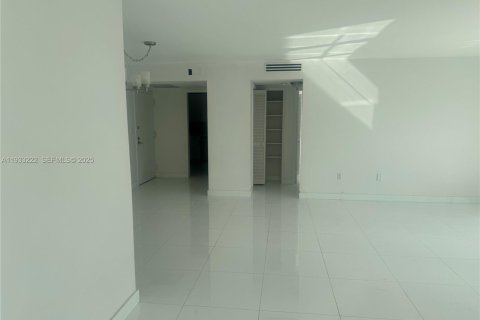 Condo in Coral Gables, Florida, 2 bedrooms № 2152471 - photo 7