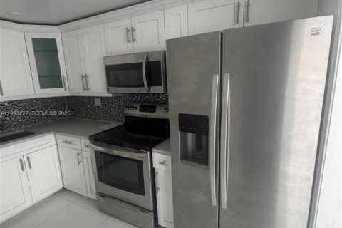 Condo in Coral Gables, Florida, 2 bedrooms № 2152471 - photo 9