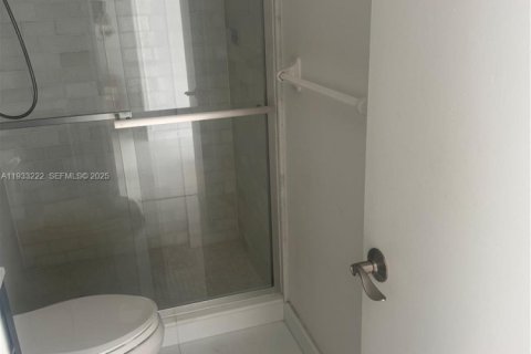 Condo in Coral Gables, Florida, 2 bedrooms № 2152471 - photo 17