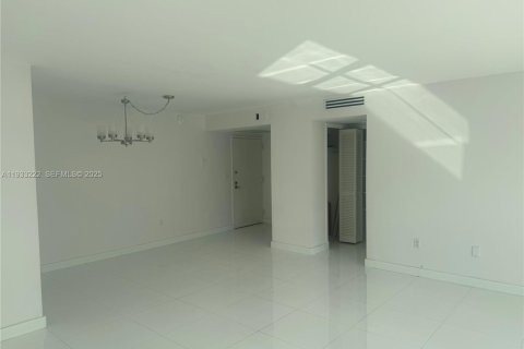 Condo in Coral Gables, Florida, 2 bedrooms № 2152471 - photo 6