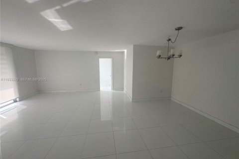 Condo in Coral Gables, Florida, 2 bedrooms № 2152471 - photo 5