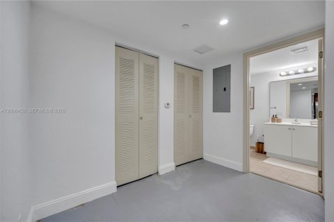 Condo in Miami, Florida, 1 bedroom  № 2170722 - photo 8