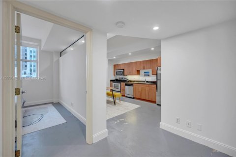 Condo in Miami, Florida, 1 bedroom  № 2170722 - photo 10