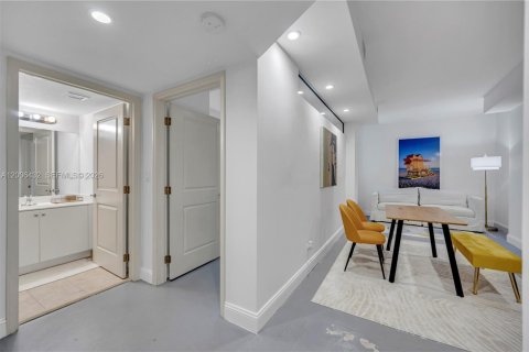 Condo in Miami, Florida, 1 bedroom  № 2170722 - photo 11