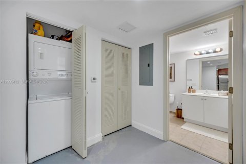 Condo in Miami, Florida, 1 bedroom  № 2170722 - photo 17