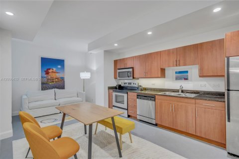 Condo in Miami, Florida, 1 bedroom  № 2170722 - photo 3