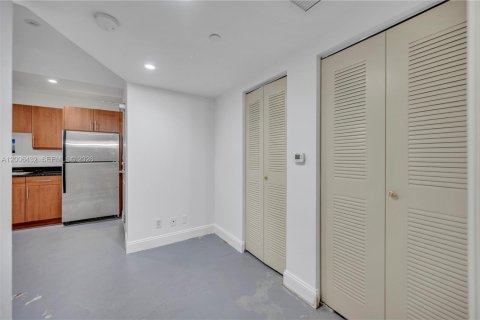 Condo in Miami, Florida, 1 bedroom  № 2170722 - photo 9