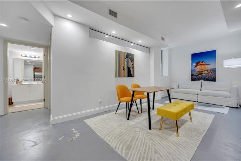 Condo in Miami, Florida, 1 bedroom  № 2170722 - photo 2