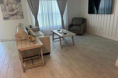 House in Cape Coral, Florida 4 bedrooms № 1969618 - photo 10