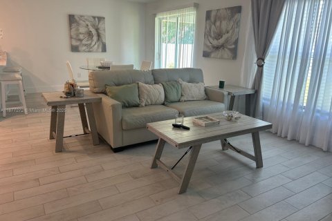 House in Cape Coral, Florida 4 bedrooms № 1969618 - photo 12