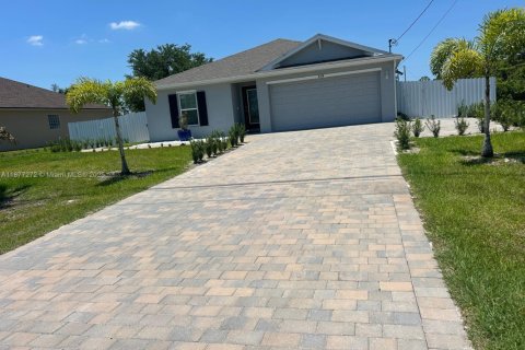 House in Cape Coral, Florida 4 bedrooms № 1969618 - photo 1