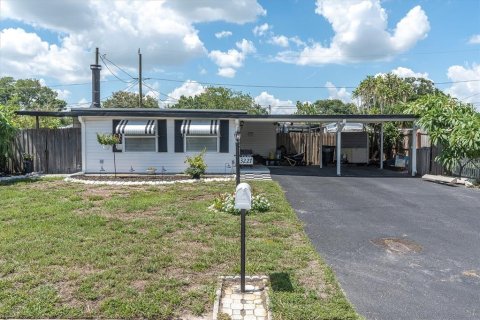 House in Saint Petersburg, Florida 2 bedrooms, 119.38 sq.m. № 2225997