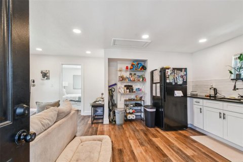 Propiedad comercial en venta en Saint Petersburg, Florida, 2 dormitorios, 96.62 m2 № 1900697 - foto 2