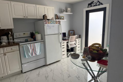 House in Hialeah, Florida 3 bedrooms, 131.55 sq.m. № 2012244 - photo 20