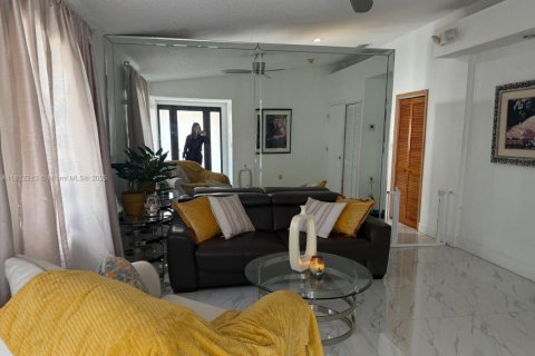 House in Hialeah, Florida 3 bedrooms, 131.55 sq.m. № 2012244 - photo 21