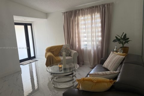 House in Hialeah, Florida 3 bedrooms, 131.55 sq.m. № 2012244 - photo 23