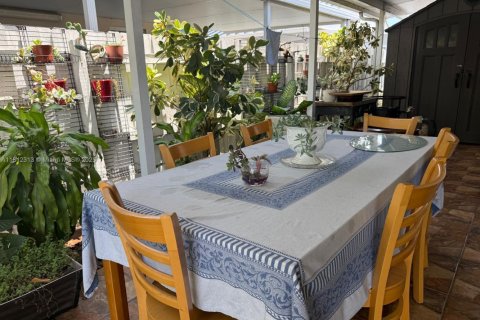 House in Hialeah, Florida 3 bedrooms, 131.55 sq.m. № 2012244 - photo 4