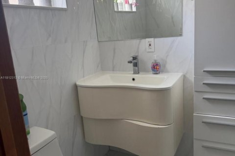 House in Hialeah, Florida 3 bedrooms, 131.55 sq.m. № 2012244 - photo 18