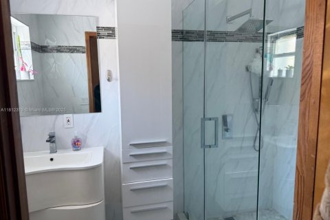 House in Hialeah, Florida 3 bedrooms, 131.55 sq.m. № 2012244 - photo 15