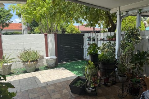 House in Hialeah, Florida 3 bedrooms, 131.55 sq.m. № 2012244