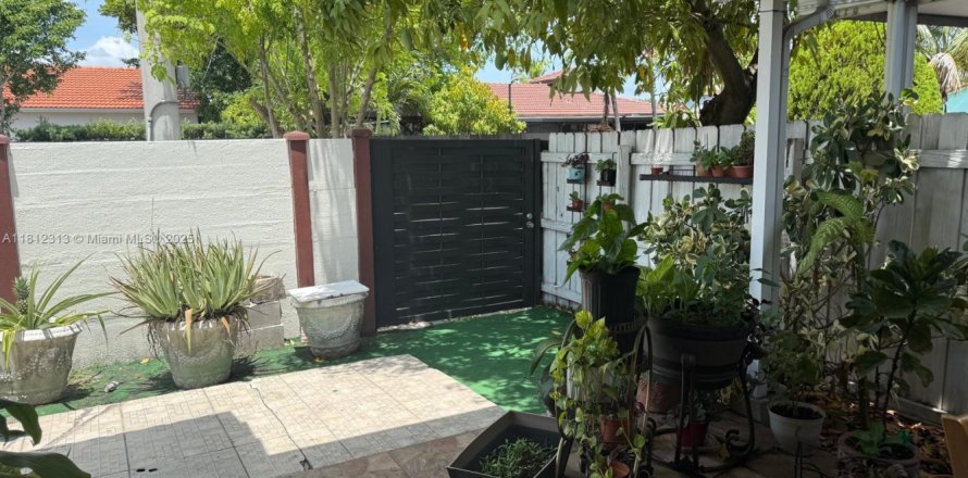 House in Hialeah, Florida 3 bedrooms, 131.55 sq.m. № 2012244