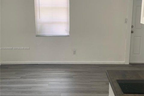 Propiedad comercial en alquiler en Hollywood, Florida № 2085379 - foto 4