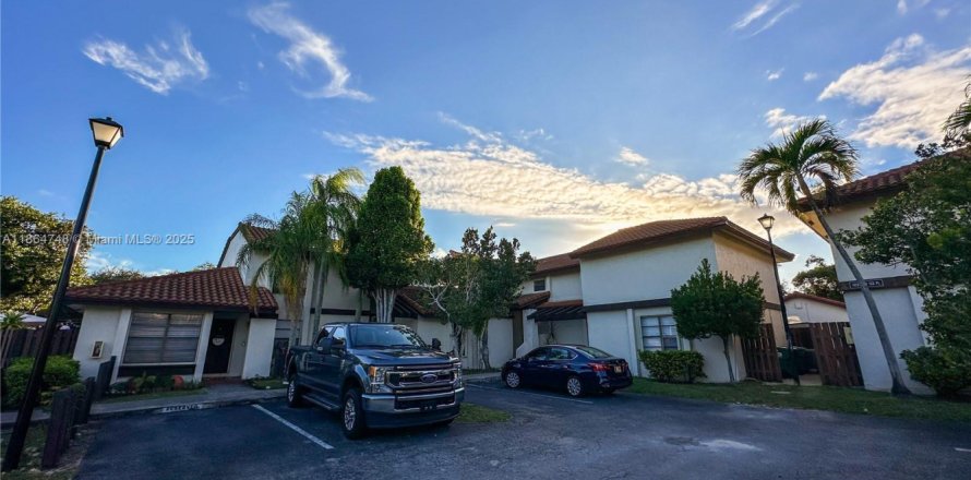 Townhouse in Miami, Florida 2 bedrooms, 119.84 sq.m. № 1894229