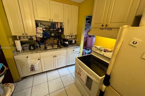 House in Miami, Florida 3 bedrooms, 98.29 sq.m. № 2004492 - photo 6