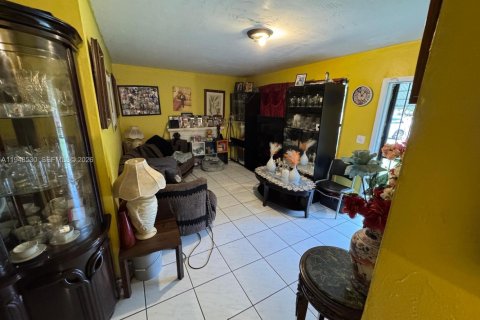 House in Miami, Florida 3 bedrooms, 98.29 sq.m. № 2004492 - photo 13