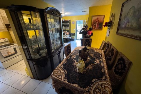 House in Miami, Florida 3 bedrooms, 98.29 sq.m. № 2004492 - photo 7