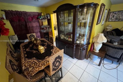 House in Miami, Florida 3 bedrooms, 98.29 sq.m. № 2004492 - photo 12