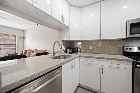 Copropriété à vendre à Sunrise, Floride: 2 chambres, 70.61 m2 № 2186053 - photo 11