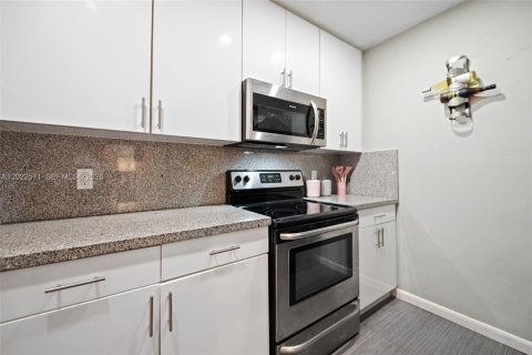 Copropriété à vendre à Sunrise, Floride: 2 chambres, 70.61 m2 № 2186053 - photo 12