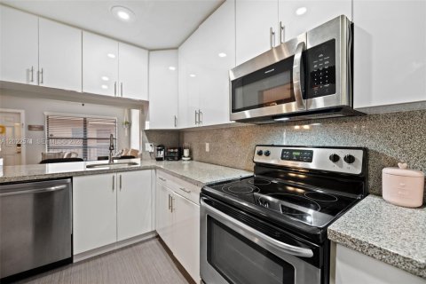 Copropriété à vendre à Sunrise, Floride: 2 chambres, 70.61 m2 № 2186053 - photo 14