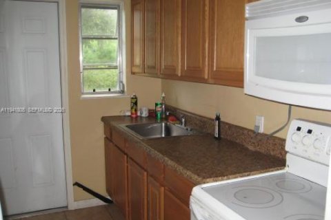 Villa ou maison à vendre à Miami, Floride: 2 chambres, 76.92 m2 № 2055566 - photo 6