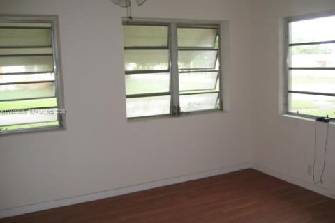 Villa ou maison à vendre à Miami, Floride: 2 chambres, 76.92 m2 № 2055566 - photo 7